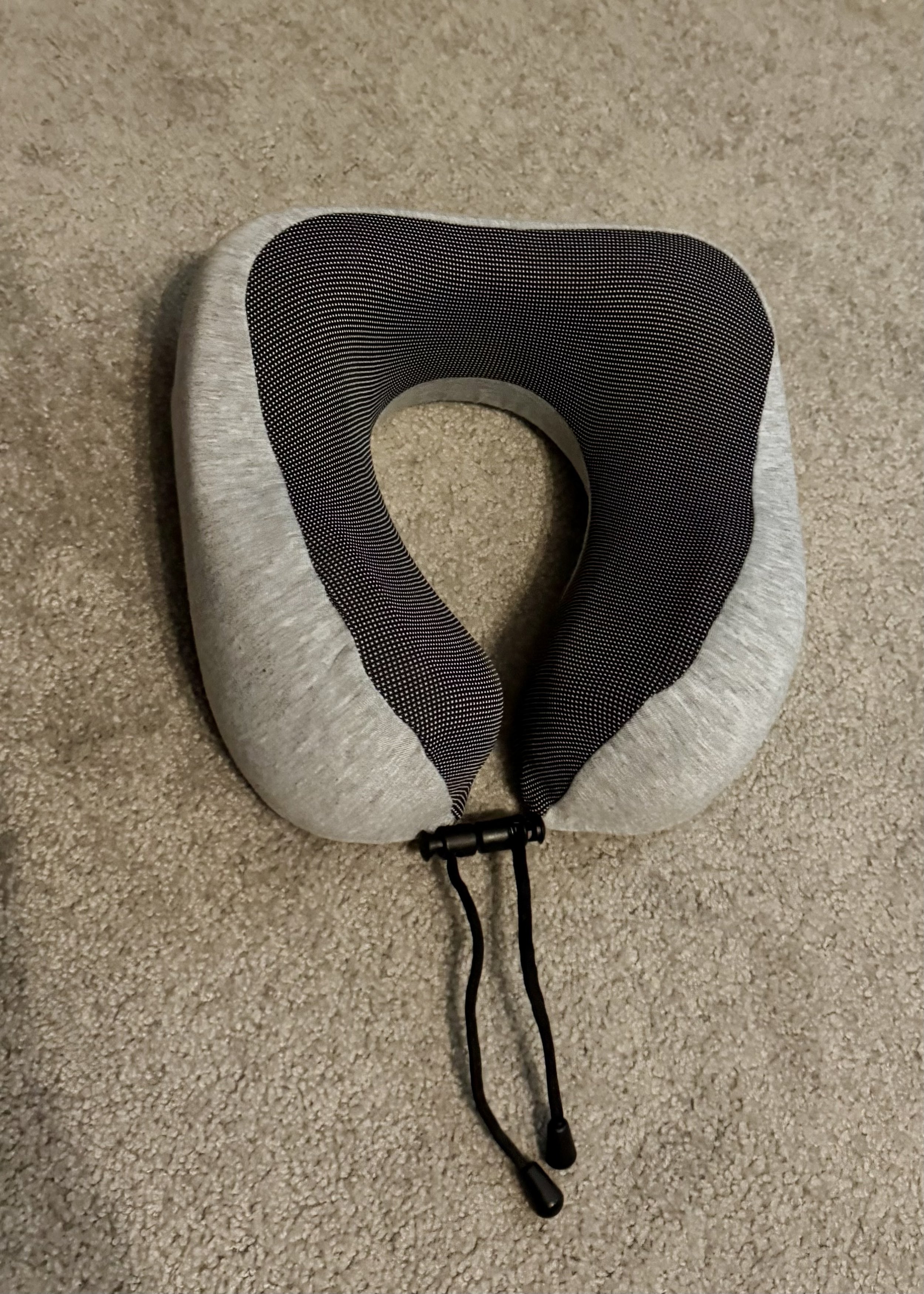 Travel neck pillow with memory foam and mesh fabric