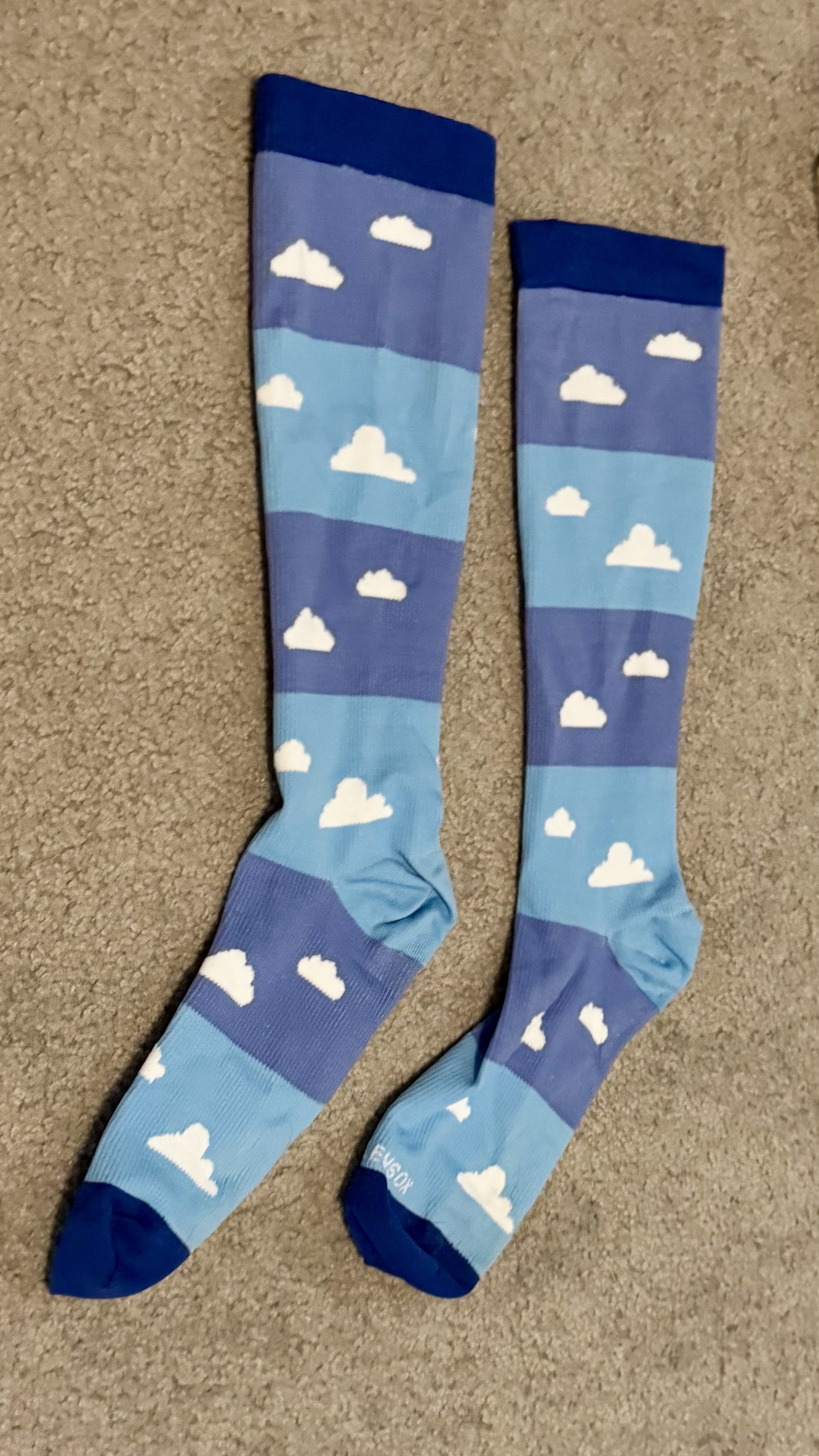 Cloud-patterned knee-high socks with blue and light blue stripes